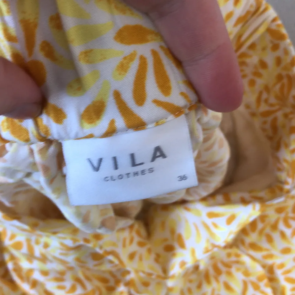 Supersköna somriga byxor med gula blommor från Vila. Använda 1-2 gånger. Riktigt luftiga vilket gör de perfekta för sommaren. . Jeans & Byxor.