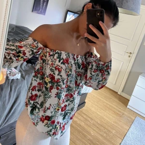 Blus - Säljer denna super fina somriga blus från Nelly.com,kommer tyvärr inte till användning 