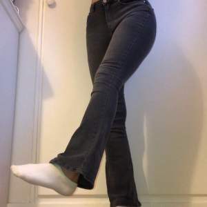 Mörkgrå Bootcut jeans från Gina Tricot i storlek S, använt fåtal gånger. Frakt ingår i priset☀️