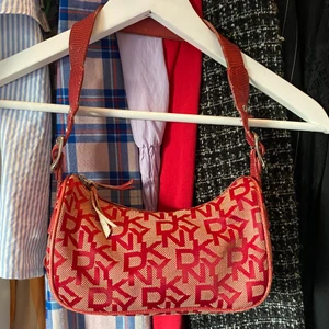 DKNY väska röd/beige  - Snygg äkta DKNY väska i röd/beige. Frakt tillkommer. Skriv om ni har några frågor. Kan mötas upp i Lund 🌸🌈🍒🐬🍭BUDA I KOMMENTARERNA. HÖGSTA BUD 250KR