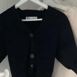 Puffärmad stickad t-shirt  - Fin slutsåld puffärmad t-shirt från zara strl S. Säljer pågrund av att jag inte använder den. Buda från 50kr 