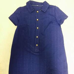 Mörkblå klänning med guldknappar, 60 tal vintage, tjockt tyg
