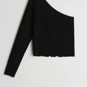 One Shoulder Tröja - one shoulder tröja ifrån gina i strl S! passar XS också🤍 använd några få gånger. 50kr + frakt på 40kr 
