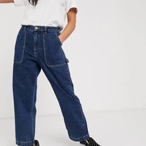 Blå vida jeans - (Inte min bild) Säljer dessa superfina byxor från monki då jag råkade få hem fel storlek. Aldrig använda. Skriv för egna bilder. Övriga frågor kan besvaras i kommentarerna 💕. 