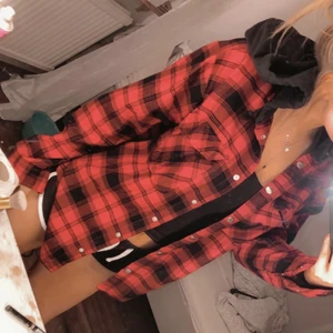 Skjorta med luva  - Nyskick!! skjorta med knappar och luva . 