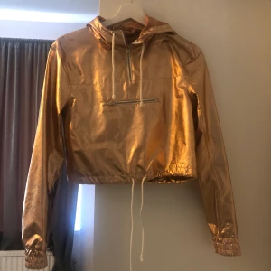 Fin guld skjorta 😍 H&M - Jag tror att det passar 34 (XS) och 36 (S) stl. Som ny. Jag har aldrig använt den. 