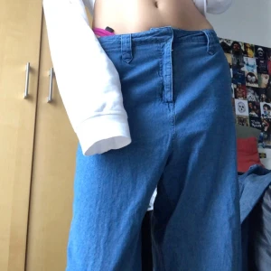 Baggy jeans  - Väldigt utsvängda/ baggy jeans från märket Dobber som är för korta för mig, så skulle nog säga att de passar på någon runt 150/160 cm. Skriv för mer specifika mått/ frågor/ bilder! 