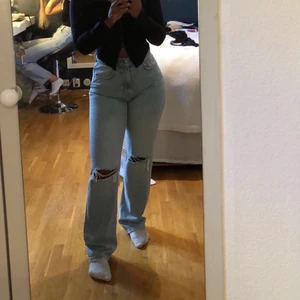 90’s high waist jeans - Säljer mina otroligt snygga 90’s highwaist jeans✨ strl.36. De är använda ca 2 gånger & sitter fint! Nypris 599kr. Buda från 250kr (på min bild ser jeansen lite mörkare/slitnare ut än i verklighet) | bud just nu: 300kr