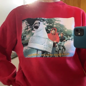 Röd sweatshirt med E.T tryck  - Sitter litenoversized, sparsamt använd! 