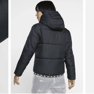 Nike jacka  - Säljer min jacka som jag har använt i ungefär 7 månader. Säljer den för den är för liten annars är den jättefin och bra 