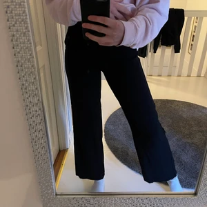 Byxor från BIK BOK - Säljer dessa supersköna tunna byxor ifrån BIK BOK som är mycket sparsamt använda 🤍 byxorna är i storlek S och jag säljer dom för 100kr eller bud!💕
