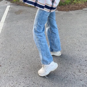 Monki jeans - Säljer dessa super snygga jeansen från monki! Älskar dessa men har tyvärr blivit försmå.... väldigt bra skick, de är vida skriv till mig för fler frågor