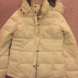 Vinterjacka strl M - Vit vinterjacka i strl m, väldigt varm, frakt tillkommer.