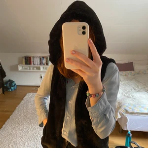 Fluffig väst - Väst i supermjukt och varmt material med en stor luva. Väldigt bra skick och knappt använd, därav det lite högre priset. Jag är 174 cm lång🌼🌼