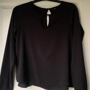 Svart blus från only  - En fin svart basic blus från only. Använd några gånger men är i fint skick! Hör av er vid frågor eller fler bilder✨