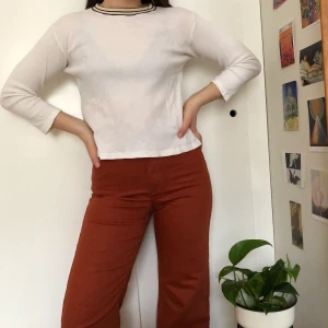 UO 70-talströja - Sportig 70-talsinspirerad tröja med halvlånga ärmar! Gula och mörkblå ränder i halsen. 100% bomull, lite urtvättad men ser mycket snyggare när den inte är så skrynklig (sorry) 💘 Strl S, skriv om ni har frågor!