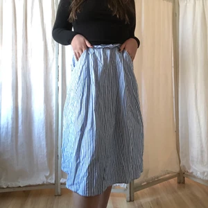 Sommarkjol i blått/vitt randigt - Jättegullig lång sommarkjol som slutar ungefär vid vaderna i blått och vitt.🦋 Randigt mönster och jättesöt till stranden eller stan. Säljer då den aldrig kommer till användning längre. Köparen står för frakten 💖