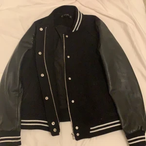 Varsity Zara Jacka  - Jag köpte den här jackan från Zara och den var den enda kvar från butiken. Jag var upphetsad och var inte medveten om att armarna var för korta. Jag betalade 600 kr men säljer den för 300 kr.  Storleken är M men passar också L och skulle vara en söt överdimensionerad jacka för XS och S. Den här jackan fungerar bra med både svarta och blå jeans. Läderdetaljen på armarna är inte för stram med tanke på att jag vanligtvis är en L.