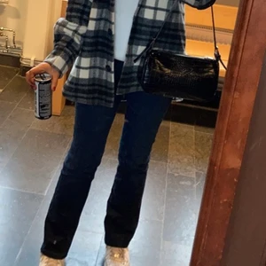 Bootcut jeans - 💙Mörkblå bootcut jeans i storlek XS. Dem är väldigt stretchiga och som ni ser så väger jag mer på första bilden och mindre på andra och båda gångerna satt dem perfekt.                                                                        📦Köparen står för frakten. 