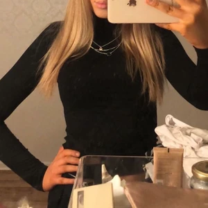 Polo topp - 🖤Svart polo tröja i storlek XS. Tröjan är i tunt skönt material. Säljer den på grund av att den blivit för liten för mig.                                                                      📦Köparen står för frakten. 