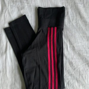Adidas löpartights  - Löpartights från adidas. Rosa sträck längst med ett av benen. Hög midja så dem sitter på plats. Väldigt fina och sköna :) 