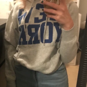 New York hoddie - Säljer denna hoddie från h&m då jag inte använder den. Den är i ett bra skick