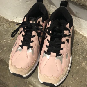 FILA SKOR - Scyssta FILA skor, använda endast 3 ggr.