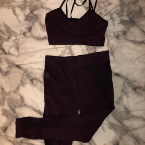 Trängingsset - Mörklila träningsset. Tights och sport-bh. 100kr (+frakt)pris går självklart att diskutera