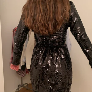 Paljettklänning från NAKD - Säljer min paljettklänning från nakd då den bara använts en gång på en maskerad och aldrig används men är super fin och som ny 