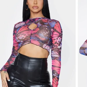 Butterfly top, PRETTYLITTLETHING  - Helt ny oanvänd top från PLT. Strlk S. Superfin men säljer pga dyr returer och inte riktigt min stil. 100kr ex frakt. Skriv för bild på