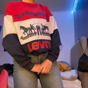LEVIS - En skitsnygg äkta Levis tröja som sitter skor snyggt på. Den är skit skön och sitter skitbra , dock så kommer den inte komma till användning här hemma. Köparen står för frakten 