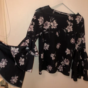 Blommig blus  - Säljer nu denna blommiga blus från Gina tricot då den tyvärr inte passade mig. Armarna har 3 volanger som främst syns på den första bilden vilket ger den känslan av trumpetarmar! Tyget är mjukt och lent.