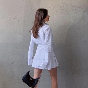 Skjortklänning från Carin Wester  - Säljer min helt nya skjortklänning då den är lite stor till mig. I märket Carin Wester och köpt för 799. Perfekt under en större sweatshirt till sommaren- säljer sådana i min profil. Fråga om paketpris så slipper du frakt för ett plagg. Buda i kommentarerna. 