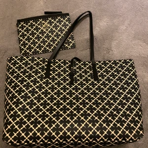 Malenabirger väska  - En stor malenbiger väska i ganska bra skick. De kommer med en liten extra liten necceser typ. Nya pris 2000kr. Säljer för 500kr (+frakt)❤️