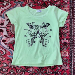 Tshirt - Söt T-shirt med fjäril på🦋