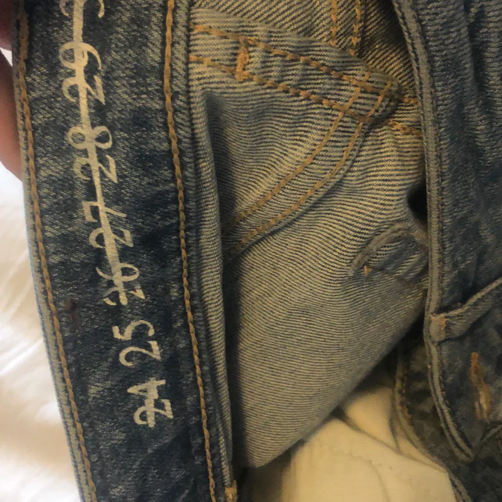 Vida jeans från BikBok, passar dej som är va 160-170, storleke 25 pris 130kr + frakt. Jeans & Byxor.