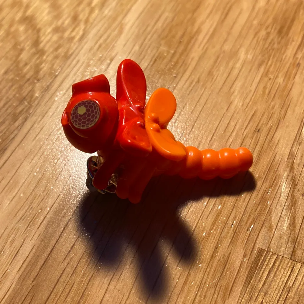 Hemmagjord trollslända pin:) One of a kind! Den är röd & orange, bara höra av er vid intresse!! Köpare betalar frakt!. Accessoarer.