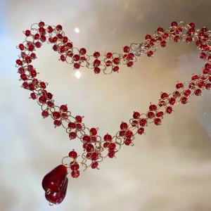 Halsband - Ett rött handgjort halsband med röda fina glaspärlor❣️ spännet är försilvrat, och frakten ingår i priset💃🏼                                                                                —————————————————————                                                                                  Kika gärna in på min profil, säljer en massa olika handgjorda smycken💃🏼 perfekt till dig själv eller i present till någon❣️✨
