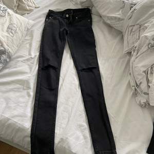 Cheap Monday jeans i storlek 26/32, använda en gång, hål på knäna