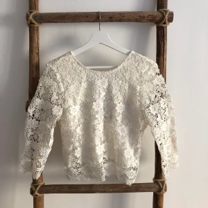 Blommig topp med öppen rygg - Plagget är sparsamt använt 🙂