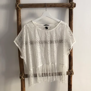Vit topp med fransar - Plagget är sparsamt använt 🙂