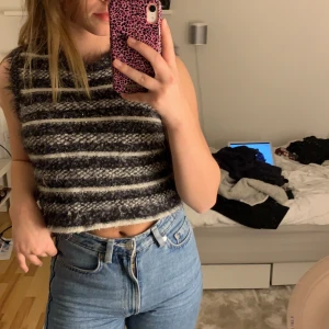 Stickad väst - Populär väst från zara i bra skick!  Storlek M                                 Frakt tillkommer men kan även mötas upp beroende på vart. Jag har vanligt vis storlek xs-s men denna passar ändå!💞