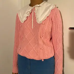Mysig rosa stickad tröja från Lindex. Inga defekter. (Kan skicka närmare bilder om så önskas). Vid flera intresserade blir det budgivning. Köpare står för frakt 💗