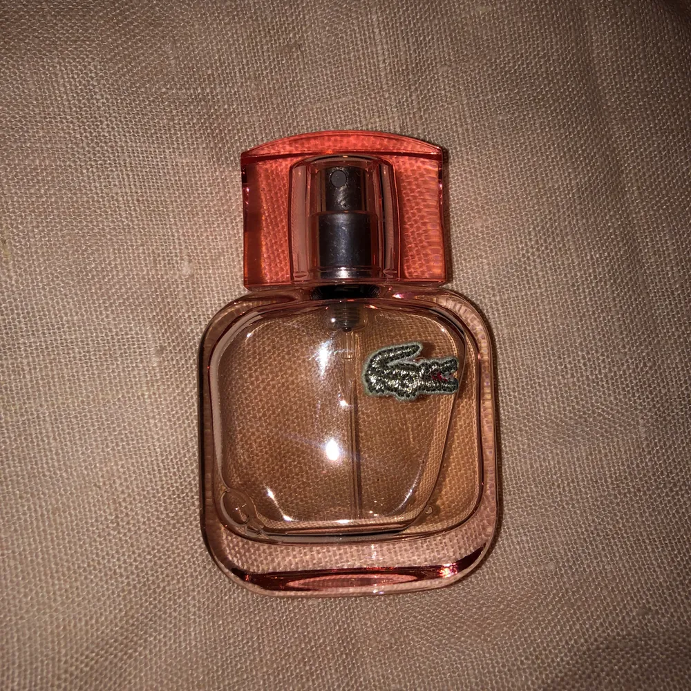 Får inte längre användning av denna fina populära parfym som jag brukade älska. Ca 70% kvar och flaskan är hel och i toppskick. Originalpris 440kr, säljer för 69💗💗. Accessoarer.