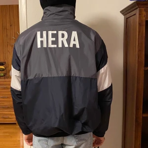 HERA - Retro vindjacka från HERA, aldrig använd✌🏽🪐