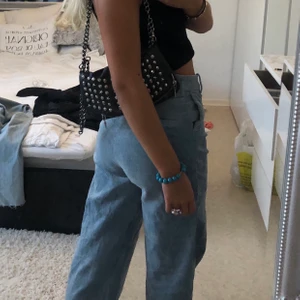 Blåa Manchester byxor - Så fina manchesterbyxor i superfin blå färg😇 fått många frågor om dom så kan tänka mig sälja vid bra bud, från 150 kr i kommentarerna💞 (insydda lite vid rumban men väldigt breda stygn så lätt att ba ta bort)