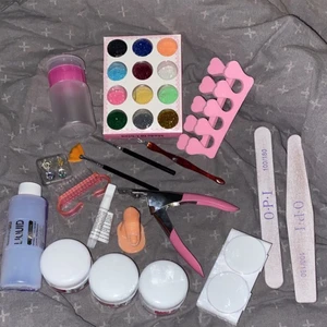 Nagelkit☺️ - Nu säljer jag detta nagelkit för att göra egna akrylnaglar💗Akrylpulvret finns i tre olika färger de som visas på bilden, vissa saker är inte allas använda medans vätskan är halvt använd💗 Allt är nästan helt nytt men kommer inte till användning💗 Vid fler sintrades startas en budgivning! fraktar även☺️