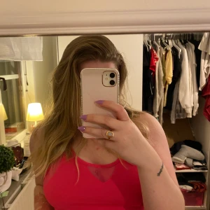 Träningslinne  - Fint träningslinne från Gina Tricot! Köpt för länge sedan men har aldrig använts! Fint skick! Storlek M. Frakt på 45kr tillkommer 💘