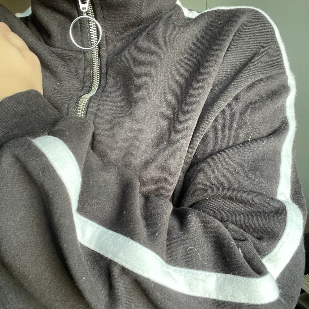 Säljer denna fina croppade hoodie med coola revärer på armarna! Köpt från H&M, väldigt bra skick😍 säljer den då det inte riktigt är min stil längre . Tröjor & Koftor.