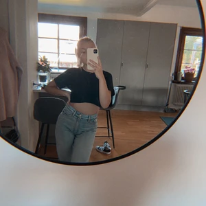 TAIKI STRAIGHT JEANS-MONKI - Säljer dessa svinsnygga och sköna monkijeans i modellen Taiki. Säljer då de är för stora för mig. Storlek 26, skulle säga att det är S/M. Jag är 160cm lång och de är ganska långa på mig men funkar ändå. Använda 2 gånger, de är helt som nya och har inga defekter. Buda över 150kr, frakt tillkommer! ✨🥰 Kontakta mig vid frågor!